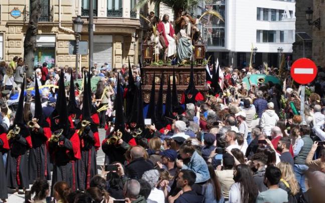 La procesión del Borriquito, organizada por la Cofradía de la Pasión, congregó a miles de personas en la capital vizcaina este pasado Domingo de Ramos
