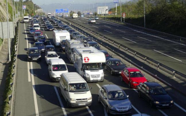 La A-8 hacia Cantabria con tráfico denso y retenciones en una operación salida.