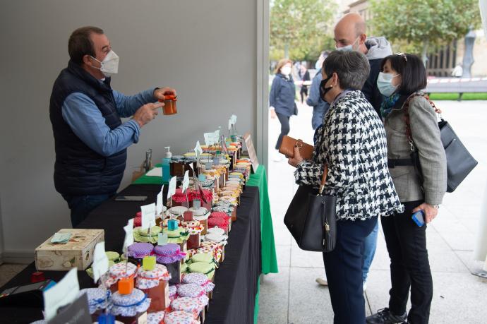 Clientes comprando en un puesto en la edición anterior