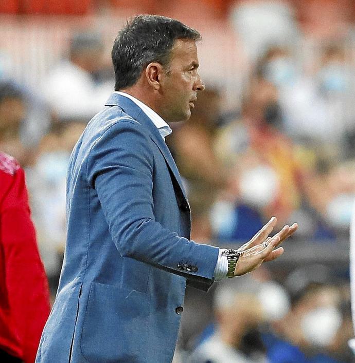 Calleja pide calma a sus futbolistas durante la derrota por 3-0 en Mestalla del viernes. Foto: Efe