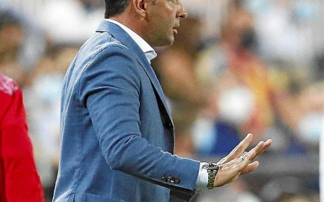 Calleja pide calma a sus futbolistas durante la derrota por 3-0 en Mestalla del viernes. Foto: Efe