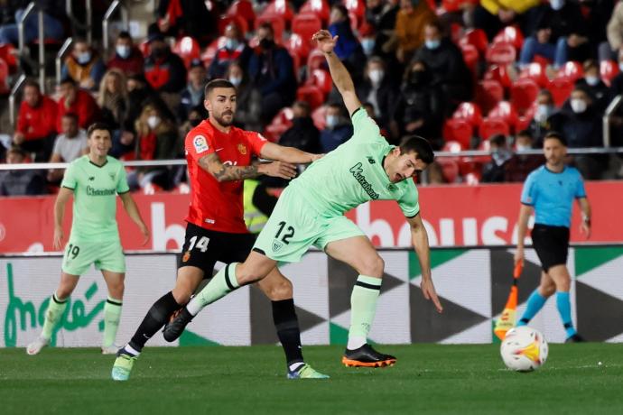 Dani Vivian, central del Athletic, sufre una falta por parte del bermellón Dani Rodríguez durante el encuentro del lunes en Mallorca.