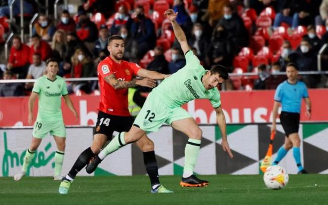 Dani Vivian, central del Athletic, sufre una falta por parte del bermellón Dani Rodríguez durante el encuentro del lunes en Mallorca.