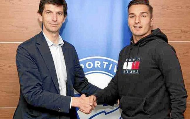 Alfonso Fernández de Trocóniz e Imanol Baz estrechan sus manos en los despachos de Mendizorroza tras la renovación. Foto: Alavés