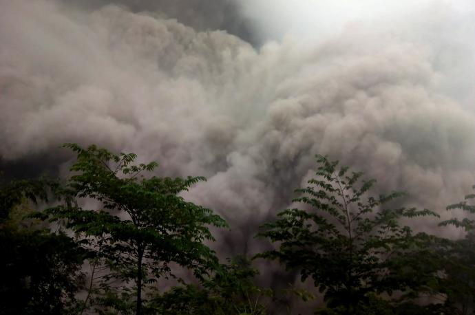 Nube de ceniza generada tras la erupción en la Isla de Java