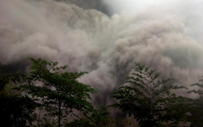 Nube de ceniza generada tras la erupción en la Isla de Java Nube de ceniza generada tras la erupción en la Isla de Java