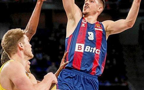 Marinkovic lanza por elevación ante Lammers. Foto: Jorge Muñoz