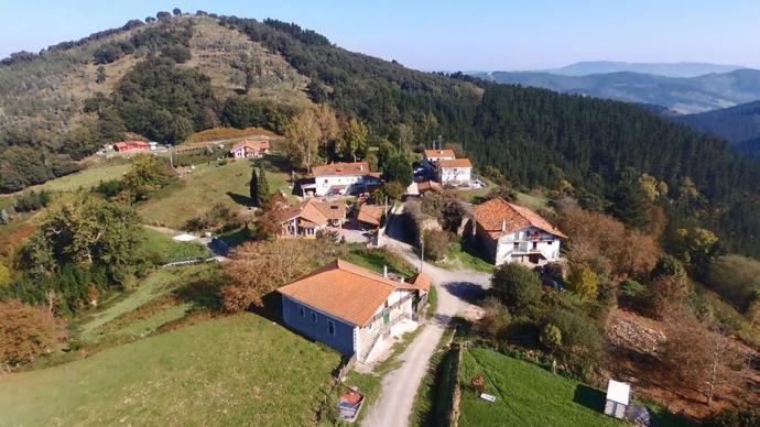 Vista aérea del pequeño barrio rural de Ereño desde donde parte el camino a la cima de Mandoia.