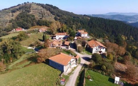 Vista aérea del pequeño barrio rural de Ereño desde donde parte el camino a la cima de Mandoia.
