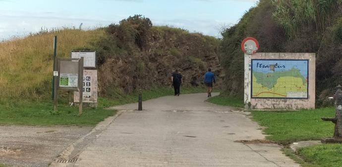 La vía verde Itsaslur recibe a diario visitantes que pasean y disfrutan de esta ruta costera.