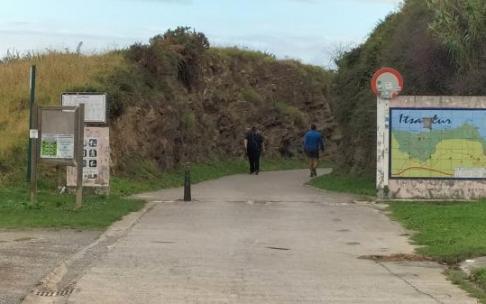 La vía verde Itsaslur recibe a diario visitantes que pasean y disfrutan de esta ruta costera.