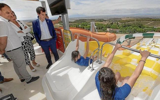 El gerente de Sendaviva y el consejero, en la visita a las instalaciones. Foto: cedida