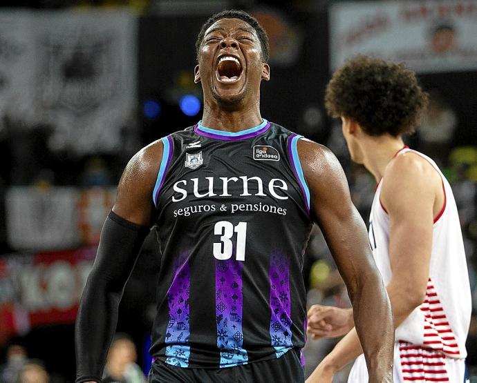 Delgado celebra una acción en un partido de esta temporada ante el Manresa. Foto: ACB Photo/A. Arrizabalaga