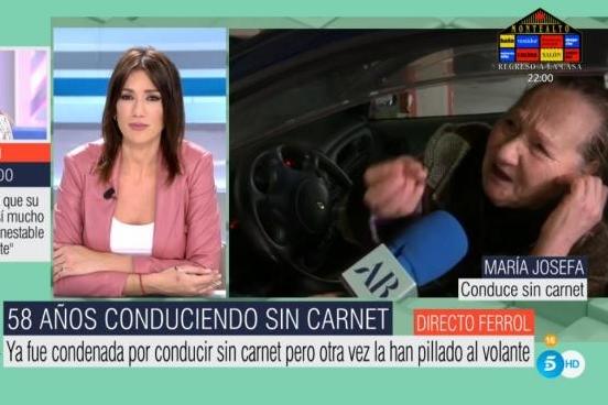 La presentadora Patricia Pardo intenta entrevistar a la señora, que está dentro de su coche.