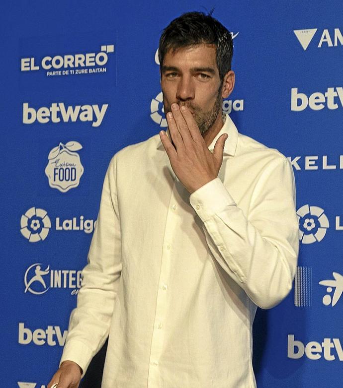 Manu García se despide con un beso de los presentes en la sala de prensa de Mendizorroza en su última comparecencia como albiazul. Fotos: Alex Larretxi