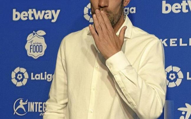 Manu García se despide con un beso de los presentes en la sala de prensa de Mendizorroza en su última comparecencia como albiazul. Fotos: Alex Larretxi
