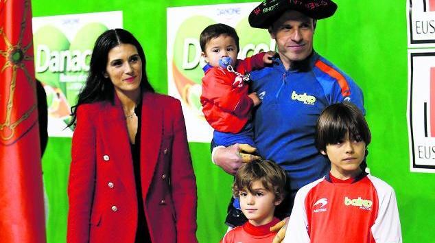 Aimar Olaizola, junto a su esposa Olaia y los cuatro hijos de ambos: de mayor a menor, Irai, Joan y las gemelas Mara y Ziara.