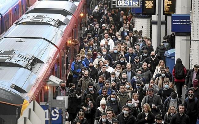 El uso de la mascarilla es recomendable en cualquier aglomeración urbana aunque los ciudadanos no siempre respeten esta norma. Foto: AP