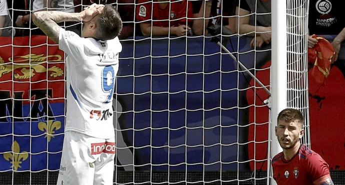 Joselu se lamenta tras una ocasión errada ante Osasuna en El Sadar. Foto: Jesús Diges