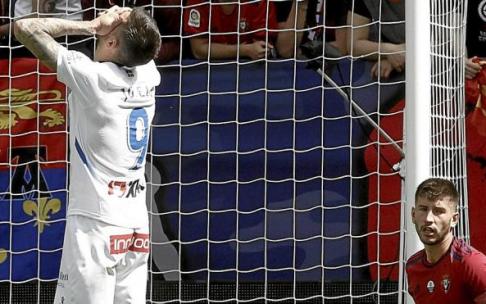Joselu se lamenta tras una ocasión errada ante Osasuna en El Sadar. Foto: Jesús Diges