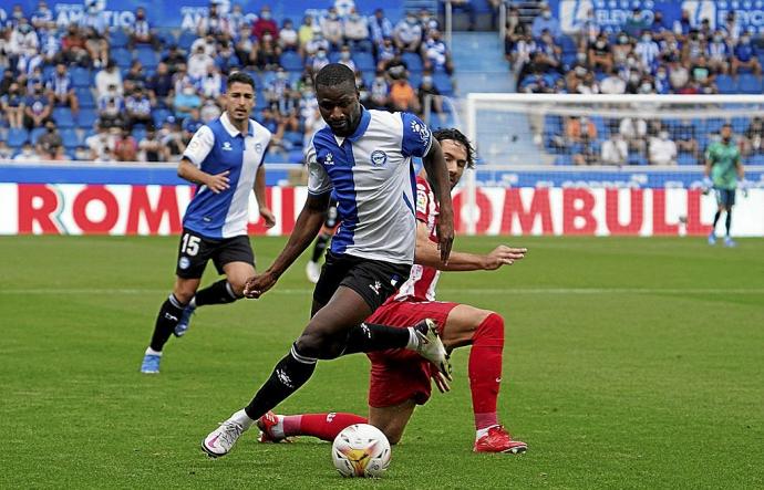 Mamadou Sylla se lleva un balón ante el rojiblanco Felipe en la única victoria albiazul de la presente temporada. Foto: Iñigo Foronda