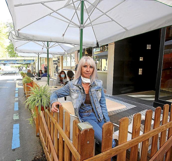 Marian Bañuelos, en la terraza que ha dado otra nueva vida a su bar, el Tita Lupe.