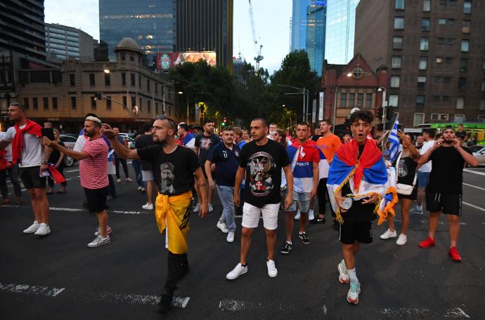 Miembros de la comunidad serbia en Australia se manifiestan en defensa de Djokovic en Melbourne