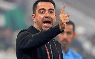 Sergi Barjuan saluda a Piqué antes de dirigir su primer entrenamiento. Foto: FC Barcelona