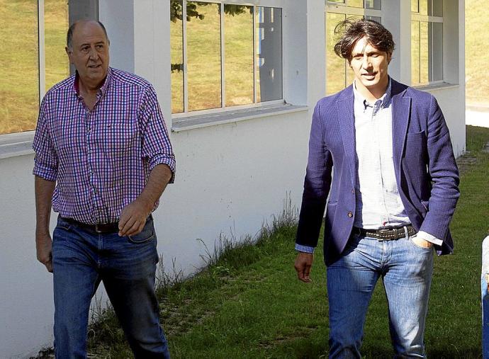 Josean Querejeta, junto al director deportivo, Sergio Fernández, en las instalaciones de Ibaia. Foto: Alex Larretxi