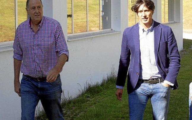 Josean Querejeta, junto al director deportivo, Sergio Fernández, en las instalaciones de Ibaia. Foto: Alex Larretxi