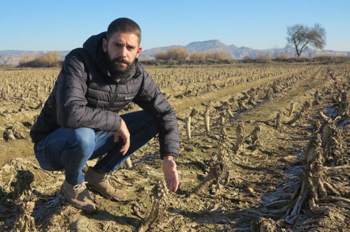 Sergio García enseña con desesperación los daños que las riadas del 12 de diciembre y 12 de enero han dejado en sus campos.