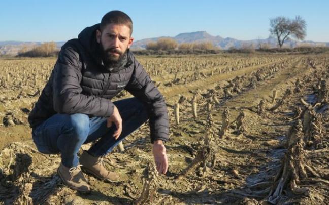 Sergio García enseña con desesperación los daños que las riadas del 12 de diciembre y 12 de enero han dejado en sus campos.