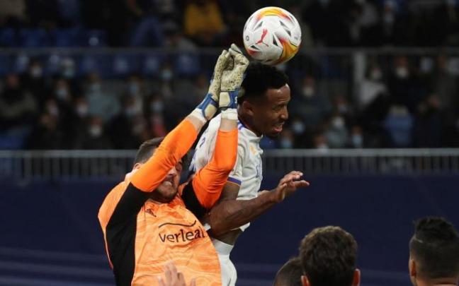 Herrera despeja un balón aéreo durante el partido contra el Real Madrid.
