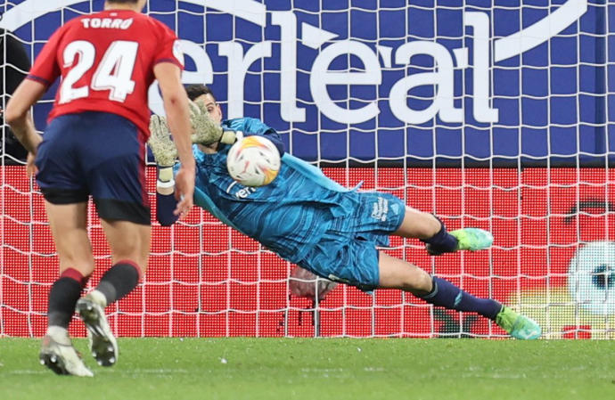 Sergio Herrera, a punto de parar el lanzamiento de penalti de Rakitic en el minuto 92 que evitó este pasado sábado la derrota de Osasuna contra el Sevilla en El Sadar.