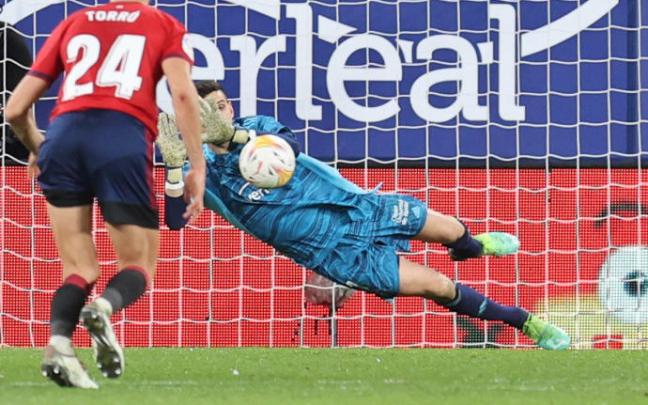Sergio Herrera, a punto de parar el lanzamiento de penalti de Rakitic en el minuto 92 que evitó este pasado sábado la derrota de Osasuna contra el Sevilla en El Sadar.