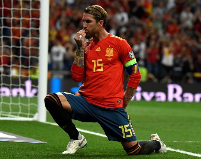 Gesto de Sergio Ramos festejando un gol con la selección española.
