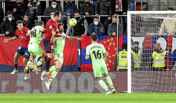 Kike García, en el momento de marcar ante el Athletic su tercer gol en la Liga, el decimoctavo de Osasuna en la primera vuelta.