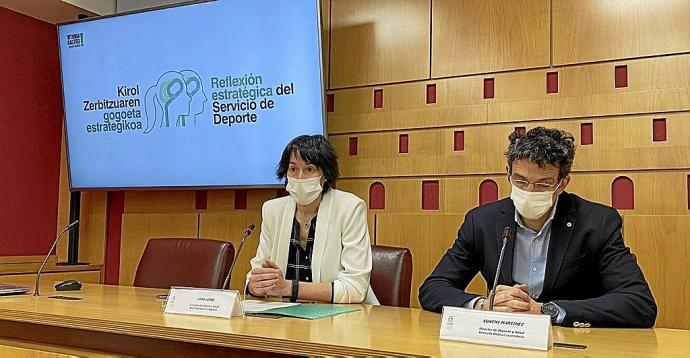 La edil de Deportes, Livia López, junto al director de Deporte y Salud, Eukeni Martínez, ayer. Foto: Cedida