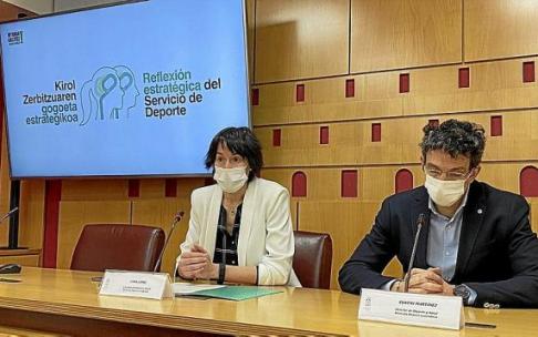 La edil de Deportes, Livia López, junto al director de Deporte y Salud, Eukeni Martínez, ayer. Foto: Cedida