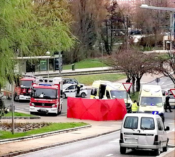 Servicios de emergencia atendiendo ayer al ciclista atropellado en Abetxuko.