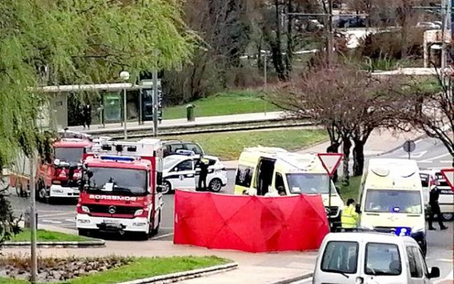 Servicios de emergencia atendiendo ayer al ciclista atropellado en Abetxuko.