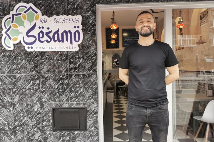 Salah Dahmani, cocinero y propietario de Sésamo, la bocatería libanesa que acaba de abrir en el nº 30 de Marcelo Celayeta.