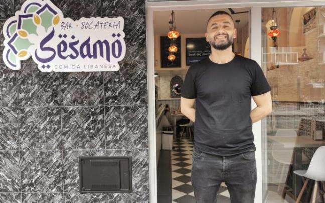 Salah Dahmani, cocinero y propietario de Sésamo, la bocatería libanesa que acaba de abrir en el nº 30 de Marcelo Celayeta. Salah Dahmani, cocinero y propietario de Sésamo, la bocatería libanesa que acaba de abrir en el nº 30 de Marcelo Celayeta.