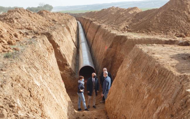 Ciriza, acompañado por María Rosario Echávarri, alcaldesa de Sesma; Joaquin Puig, subdirector de INTIA y responsable del área de regadíos; y Fernando Milla, el jefe de Obra.