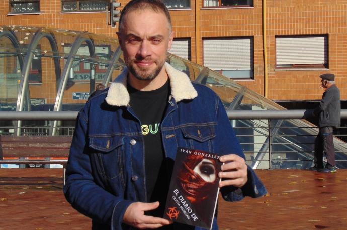 Iván González posa con su novela en plena plaza del Kasko de Sestao. Foto: Miguel A. Pardo