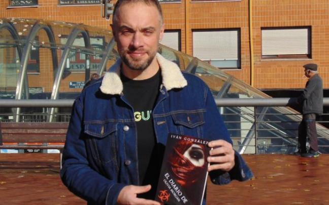Iván González posa con su novela en plena plaza del Kasko de Sestao. Foto: Miguel A. Pardo Iván González posa con su novela en plena plaza del Kasko de Sestao. Foto: Miguel A. Pardo