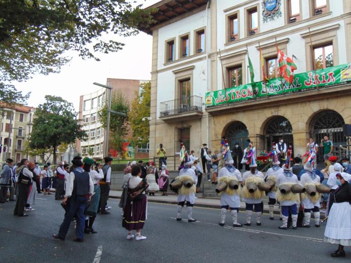 La comitiva de la plegaria a San Pedro partió desde el entorno del ayuntamiento de Sestao.