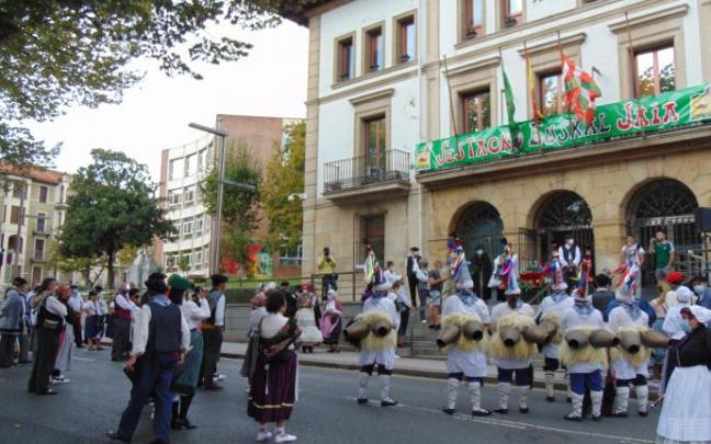 La comitiva de la plegaria a San Pedro partió desde el entorno del ayuntamiento de Sestao. La comitiva de la plegaria a San Pedro partió desde el entorno del ayuntamiento de Sestao.