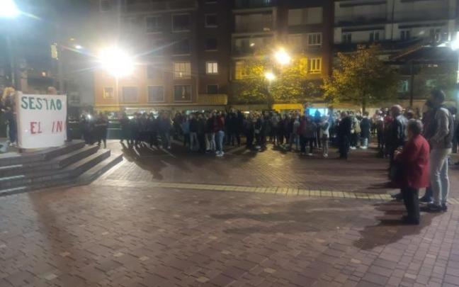 Cerca de un centenar de vecinos participaron en la concentración ruidosa que tuvo lugar el pasado jueves a la noche en la plaza del Kasko.