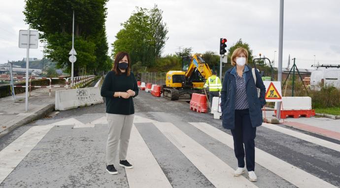 La alcaldesa, Ainhoa Basabe, junto a la edil de Obras, Leire Fernández, en la Avenida Kaiku.